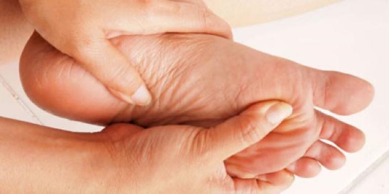 twee handen aan voet, neuropathie, schade aan zenuwen