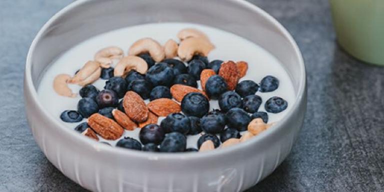 Foto koolhydraatarm ontbijt: yoghurt met fruit en noten