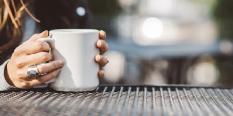 Vrouw drinkt zoete thee zonder suiker