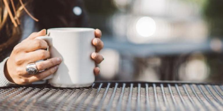 Vrouw drinkt zoete thee zonder suiker