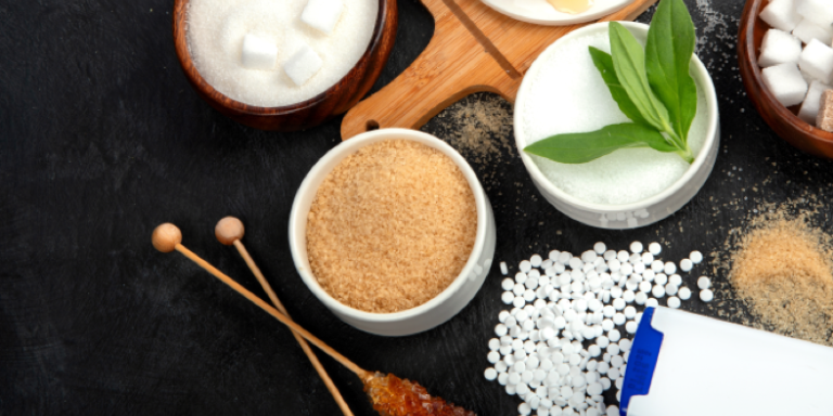 kinderen voor een schap met snoep dat zoetstoffen bevat