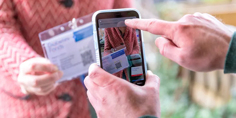 Collecteren met qr-code: iemand scant de QR-code met mobiel