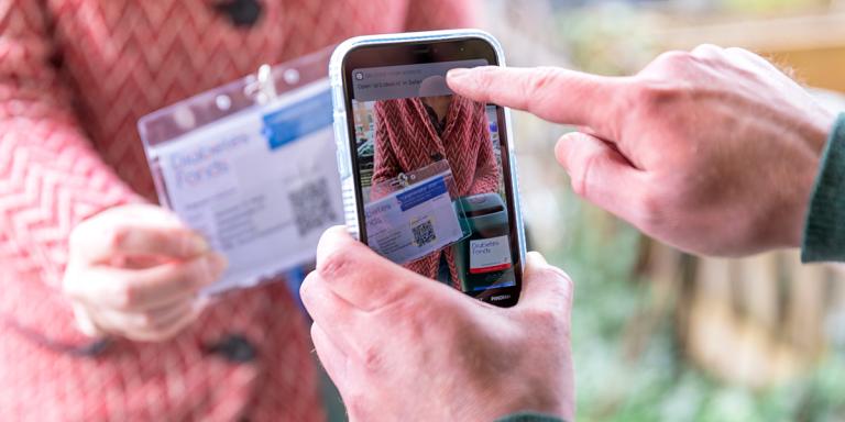 Collecteren met qr-code: iemand scant de QR-code met mobiel