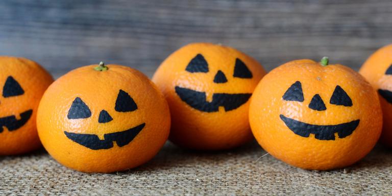 Mandarijnen met enge gezichten erop getekend