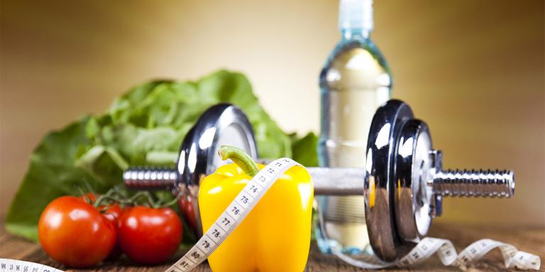 Foto halter, paprika, tomaat, meetlint, sla en water: een toolkit voor een gezonde leefstijl