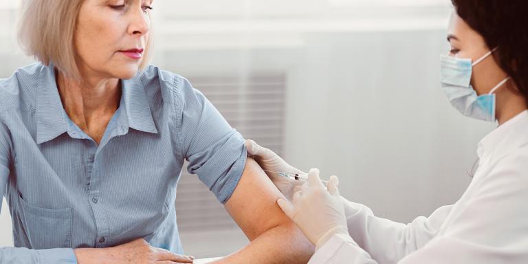 Griepprik: ouder vrouw krijgt griepprik