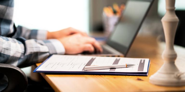 Iemand achter een laptop