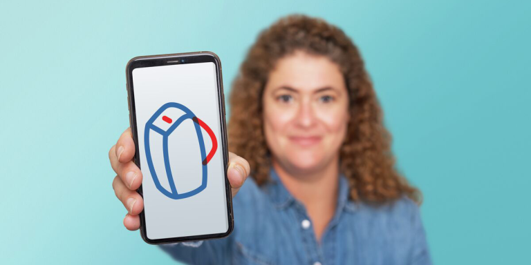 online collecte vrouw houdt mobiel vast met collecte-icoon