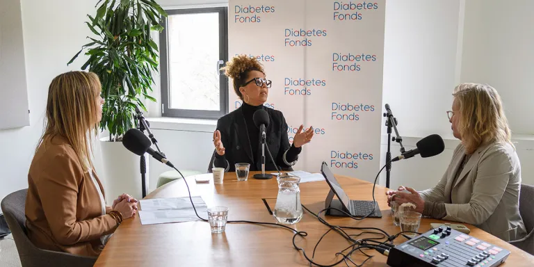 Foto: Diana Matroos, Jet Bussemaker en Diena Halbertsma in de studio tijdens podcast 1