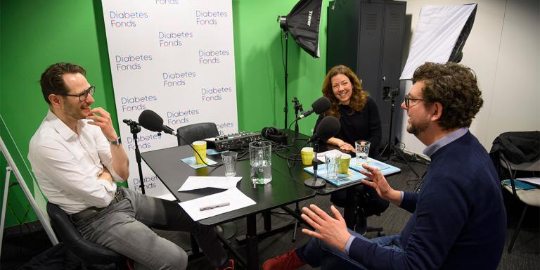 Foto: Rens Vandeberg, Bram Wouterse enEmma Coles in de opnamestudio tijdens podcast 2