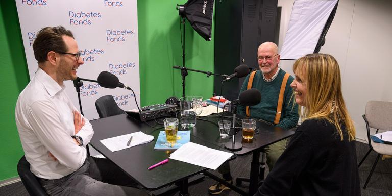 Foto Diena Halbertsma en Rens Vandeberg en Jan Dekker, ervaringsdeskundige in opnamestudio