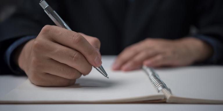 Iemand ondertekent document