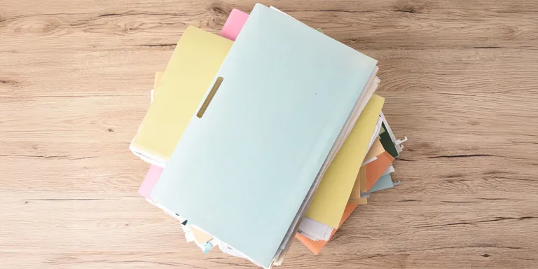 Een stapel archiefmappen