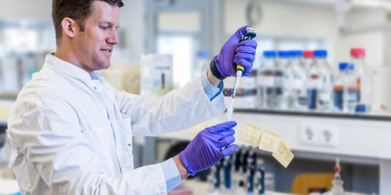 Onderzoeker met pipet