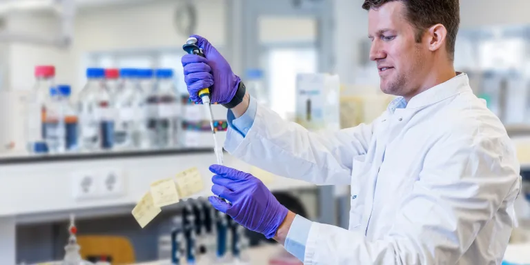 Onderzoeker met pipet