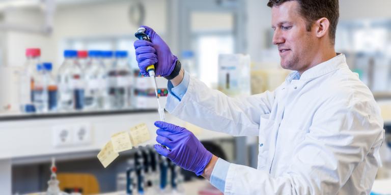 Onderzoeker met pipet