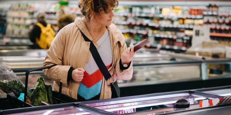 Vrouw in supermarkt met voedsel