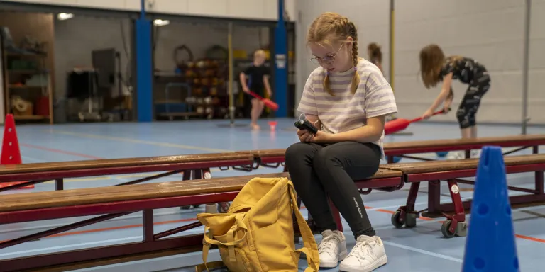 Meisje met diabetes in de gymzaal