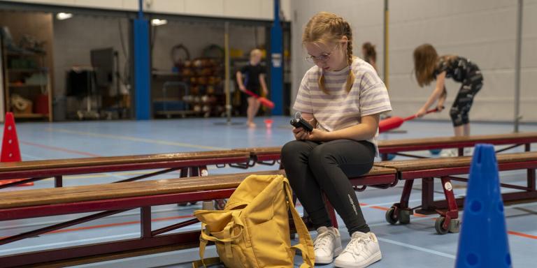 Meisje met diabetes in de gymzaal