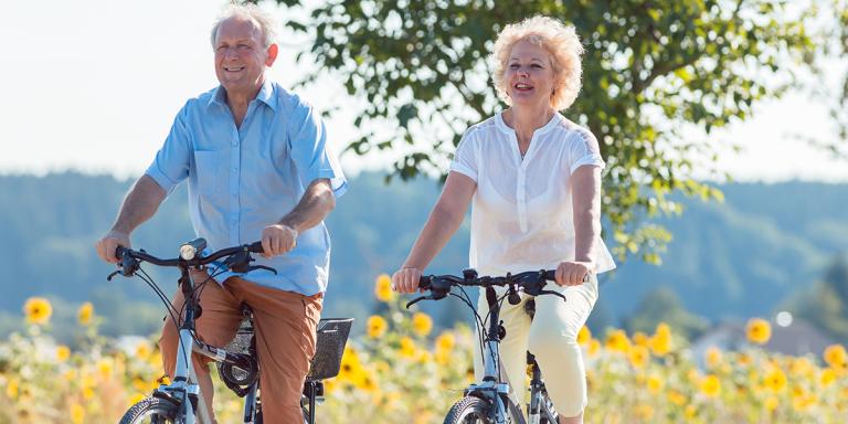Diabetes voorkomen: vouw en man fietsen in de natuur