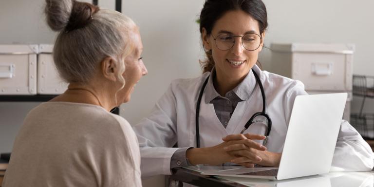 Vrouw in spreekkamer met arts