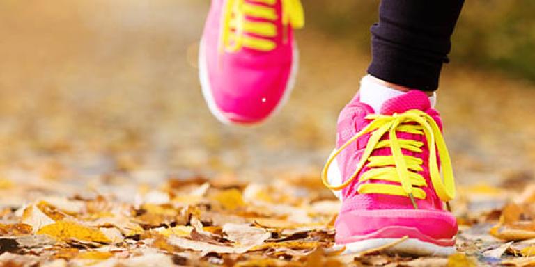 Roze sneakers rennend