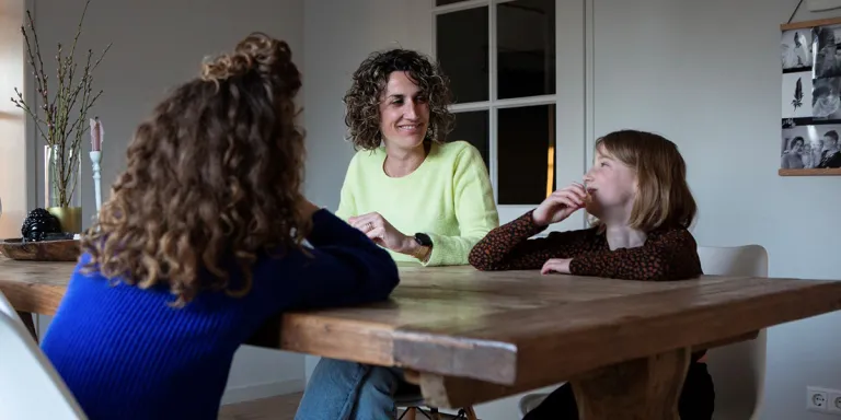 Lian met haar gezin aan tafel