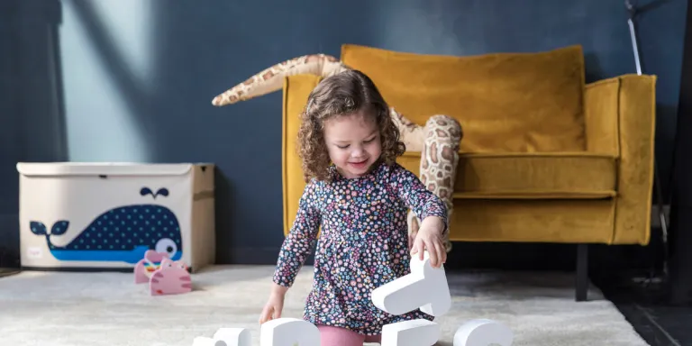 Meisje speelt met blokken