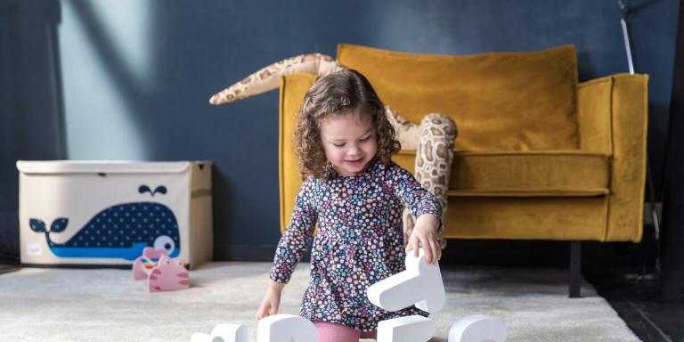 Meisje speelt met blokken