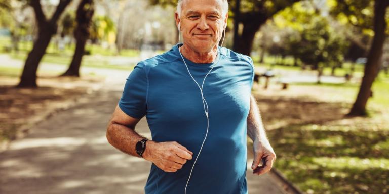 Man joggend in de buitenlucht