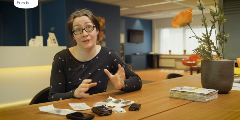 Psycholoog Giesje Nefs zit aan een tafel