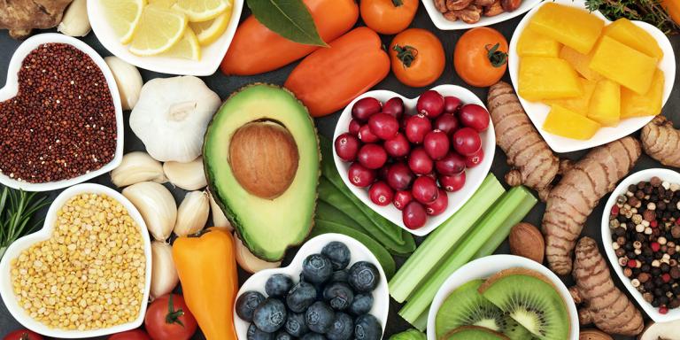 Producten in schaaltjes, en los, kiwi, tomaten etc