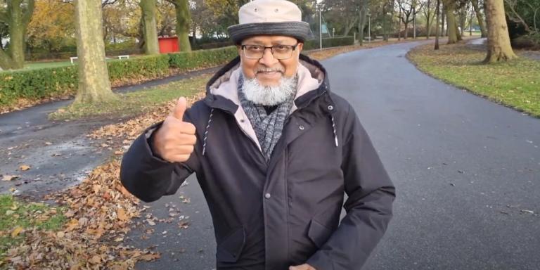 Man aan het wandelen