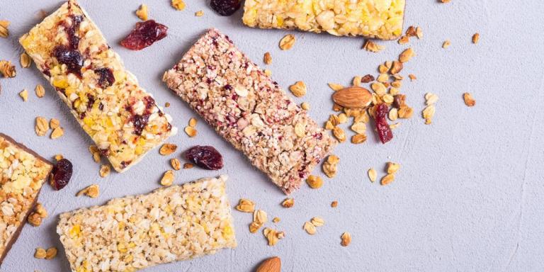 Verschillende granenrepen met muesli