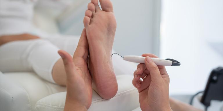 Podotherapeut behandelt iemands voet