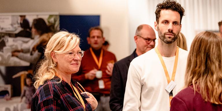 partners in gesprek op bijeenkomst