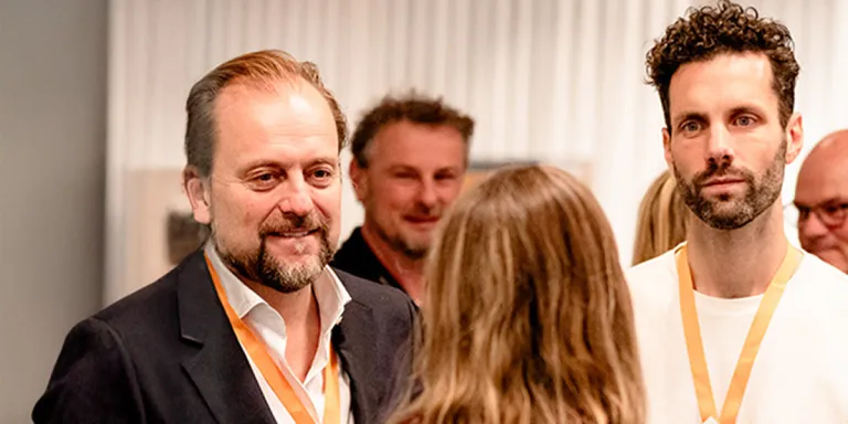 Partners in gesprek op bijeenkomst
