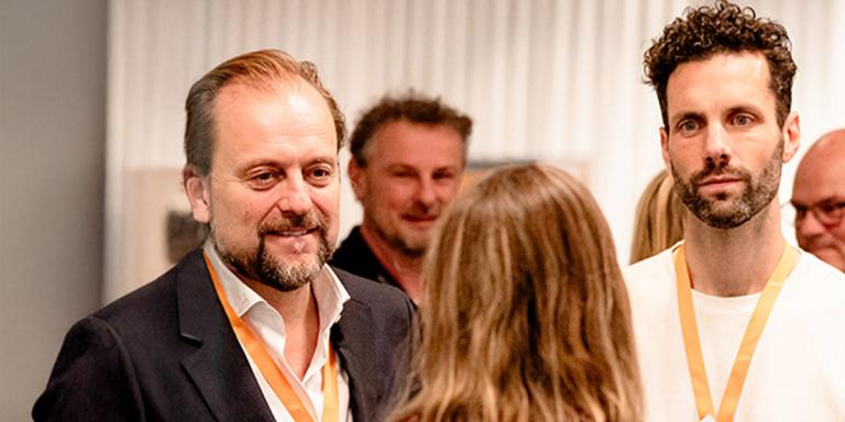 Partners in gesprek op bijeenkomst