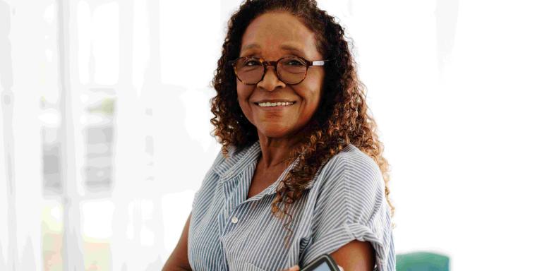 Mevrouw met een insuline meter 