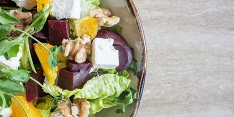 Bord met salade op een beige achtergrond