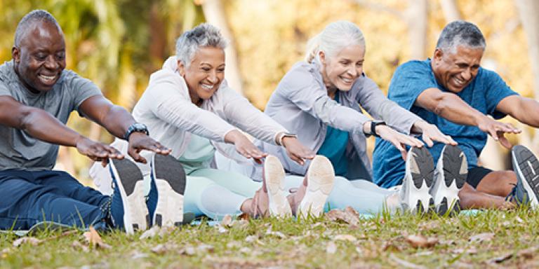 Groep mensen die sporten in het park