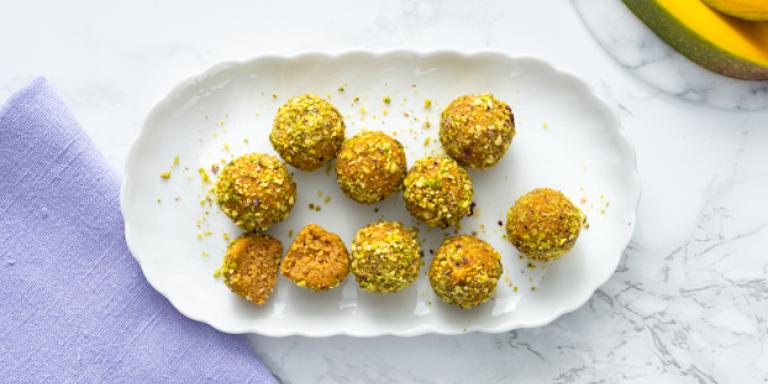 Mangoballetjes met pistache.