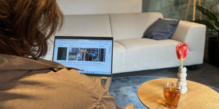 Iemand bekijkt CollecteKracht op de laptop