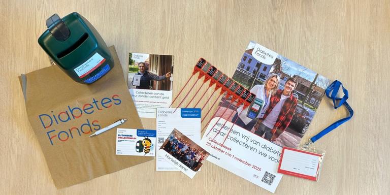 Collectebus, posters, legitimatiekaart en andere collectematerialen