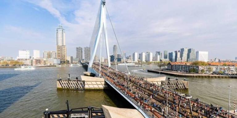 maasbrug met hardlopers