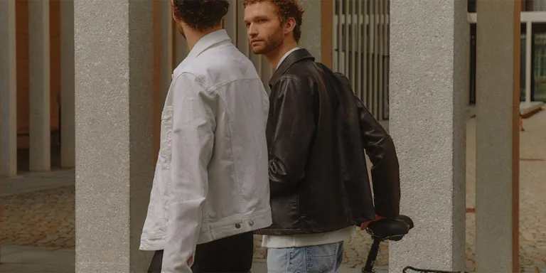 Twee mensen lopen, een met een fiets aan de hand