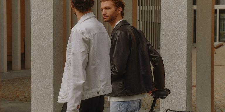 Twee mensen lopen, een met een fiets aan de hand