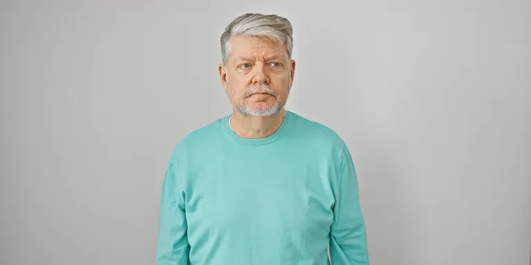 Meneer die een beetje verward kijkt