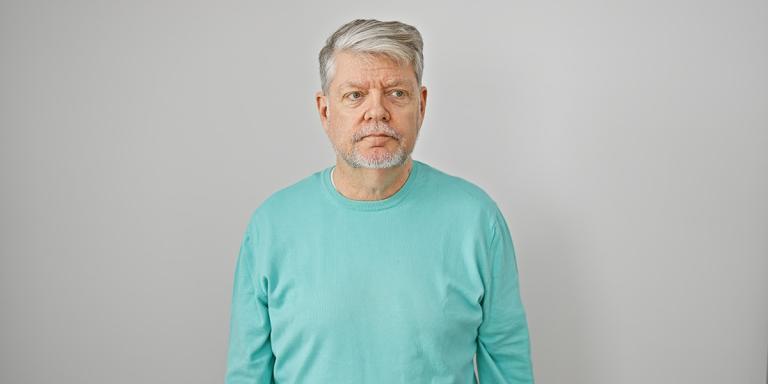 Meneer die een beetje verward kijkt