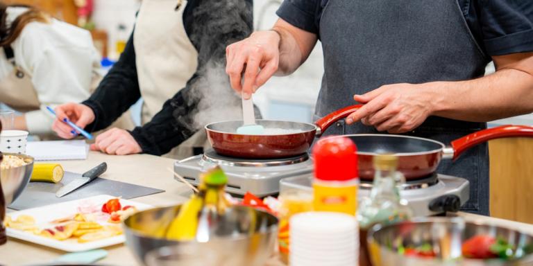 Eten koken in een kookschool